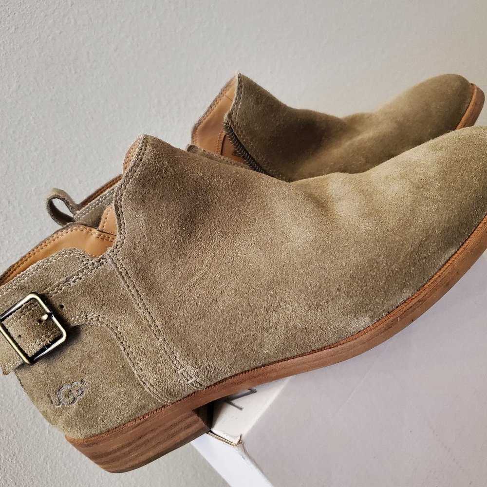 UGG Leahy boot in Mole. Lightly worn, 9.5W